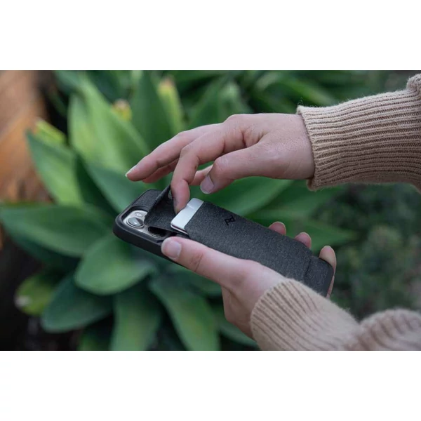 Kép 14/15 - PEAK DESIGN MOBILE WALLET STAND Charcoal tárca kiegészítő