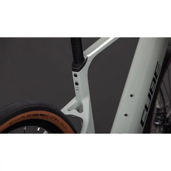 Kép 4/8 - CUBE 26 NUROAD HYBRID C:62 RACE 400X reedbeige'n'black M kerékpár