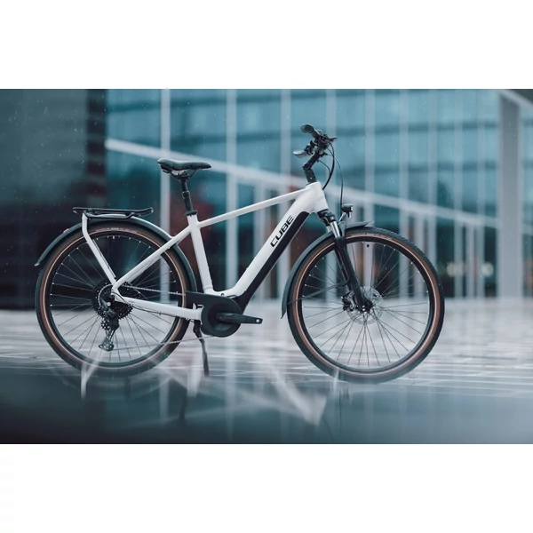 Kép 2/4 - CUBE 24 TOURING HYBRID PRO 625 pearlysilver'n'black M/54 cm kerékpár