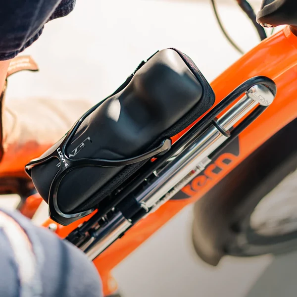 Kép 4/7 - LEZYNE FLOW TOOL CADDY PRO szerszámos táska kulacstartóba