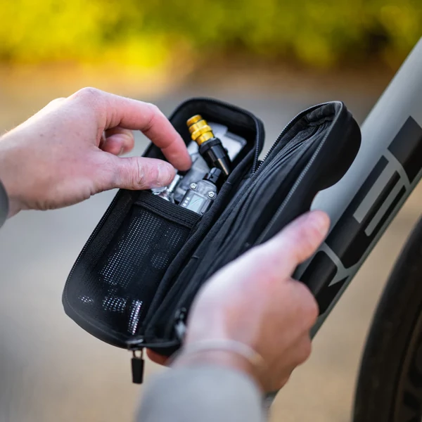 Kép 7/7 - LEZYNE FLOW TOOL CADDY PRO szerszámos táska kulacstartóba